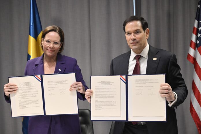 De izda a dcha; la ministra de Asuntos Exteriores sueca, Maria Malmer Stenergard, y el secretario de Estado de EE. UU., Marco Rubio. EFE/EPA/JOHAN NILSSON SWEDEN OUT

