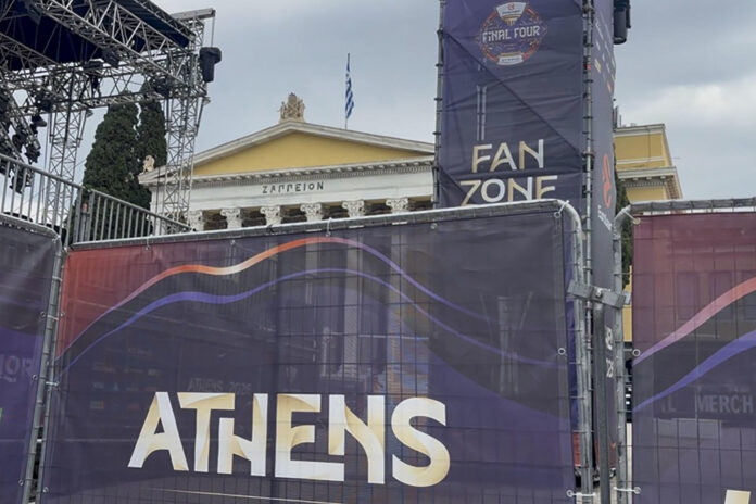 Miles de aficionados se enfundan los colores de sus equipos y se entregan a soñar con la corona europea en un día histórico en Atenas, que acoge, diecinueve años después, la Final a Cuatro de la Euroliga con las semifinales este viernes entre Real Madrid y Valencia Basket y Fenerbahce y Olympiacos. El Real Madrid se medirá al Valencia en un duelo español que supone la primera participación del conjunto 'taronja' en esta fase, mientras que el Olympiacos, líder de la fase regular, se enfrentará al Fenerbahce, que defiende título. Los vencedores de ambos encuentros pelearán el domingo por el título continental en el OAKA. EFE/ Carlos Expósito
