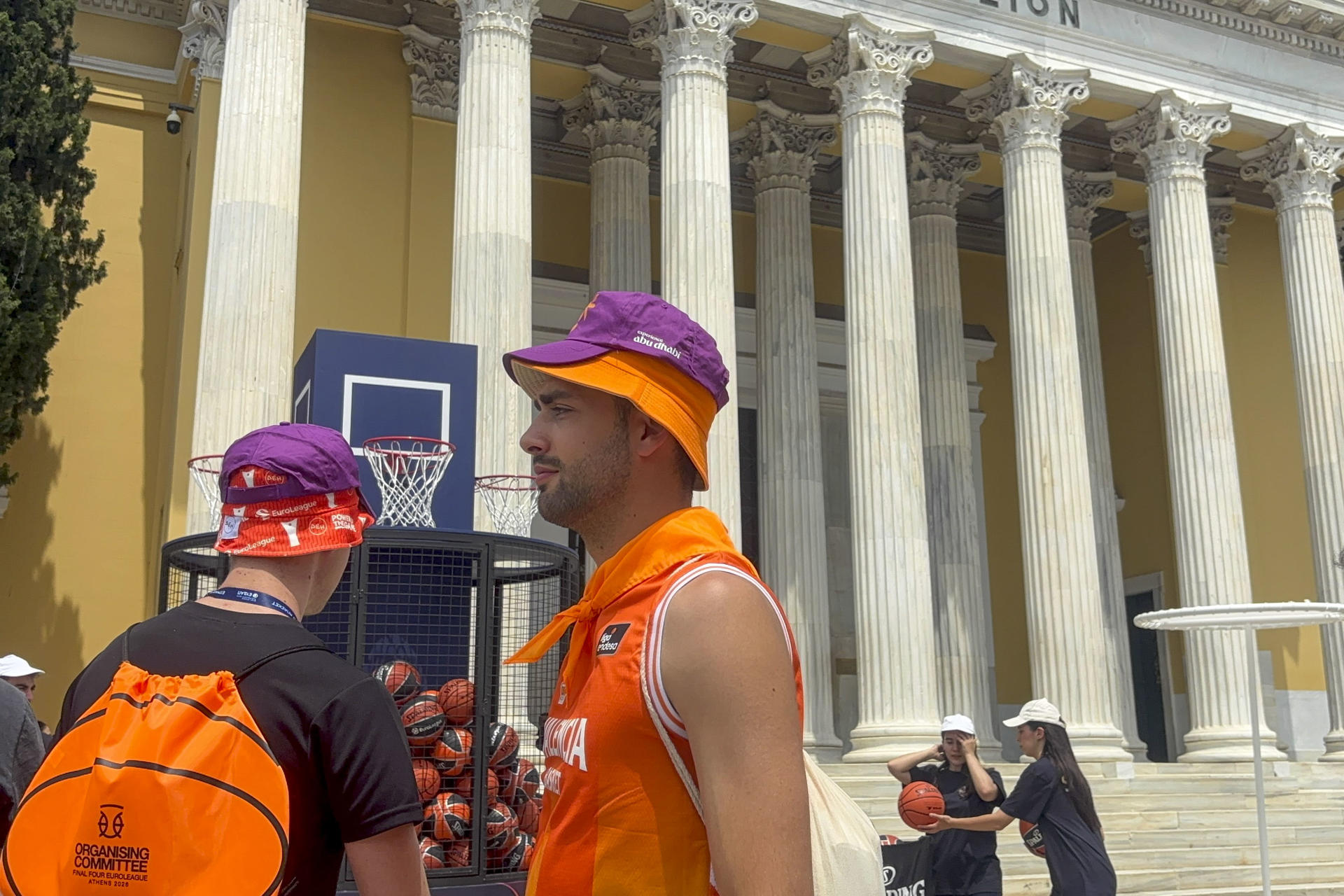 Miles de aficionados se enfundan los colores de sus equipos y se entregan a soñar con la corona europea en un día histórico en Atenas, que acoge, diecinueve años después, la Final a Cuatro de la Euroliga con las semifinales este viernes entre Real Madrid y Valencia Basket y Fenerbahce y Olympiacos. El Real Madrid se medirá al Valencia en un duelo español que supone la primera participación del conjunto 'taronja' en esta fase, mientras que el Olympiacos, líder de la fase regular, se enfrentará al Fenerbahce, que defiende título. Los vencedores de ambos encuentros pelearán el domingo por el título continental en el OAKA. EFE/ Carlos Expósito