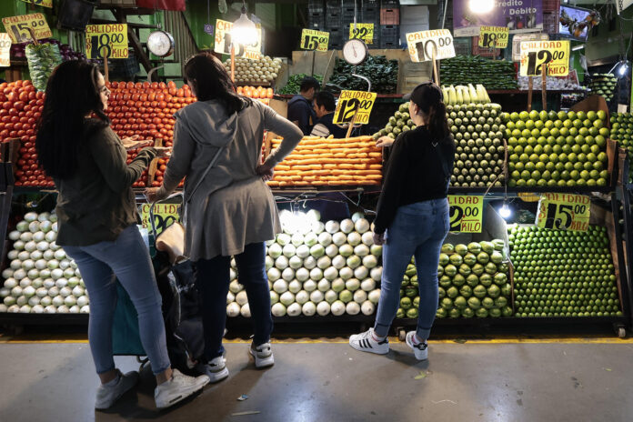 Fotografía de archivo de personas realizando compras en la Central de Abasto en Ciudad de México (México). EFE/ José Méndez
