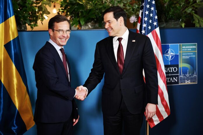 El primer ministro sueco, Ulf Kristersson (izquierda), y el secretario de Estado estadounidense, Marco Rubio, se dan la mano durante la reunión de ministros de Asuntos Exteriores de la OTAN en Helsingborg, Suecia, el 22 de mayo de 2026. Esta es la primera vez que Suecia acoge una sesión ministerial de la OTAN desde que se convirtió en miembro de pleno derecho en 2024. (Suecia) EFE/EPA/JOHAN NILSSON/TT SWEDEN OUT

