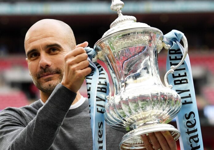 El técnico del Manchester City, Pep Guardiola, con el trofeo de la FA Cup conquistado el 18 de mayo de 2019. EFE/ NEIL HALL *Sólo uso editorial*
