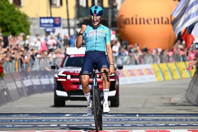 El italiano Alberto Bettiol (Astana) celebra su victora en la etapa 13 del Giro de Italia.EFE/EPA/LUCA ZENNARO
