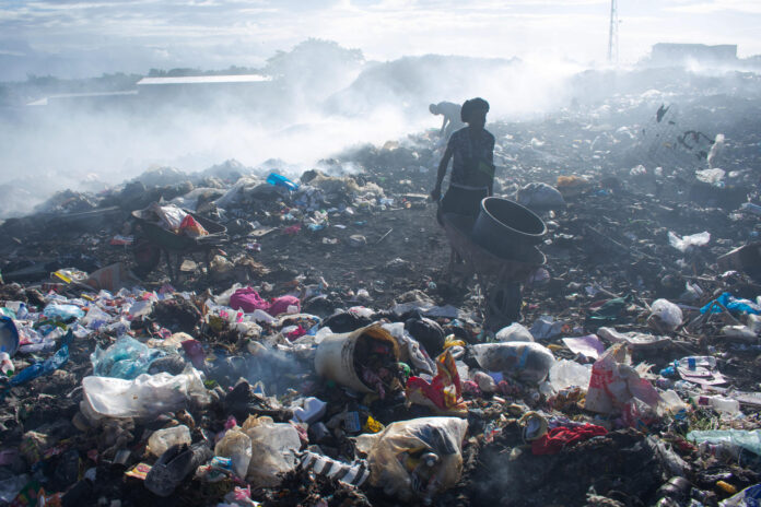 Personas buscan en medio de la basura este jueves, en Puerto Príncipe (Haití). EFE/ Jonet St Élois
