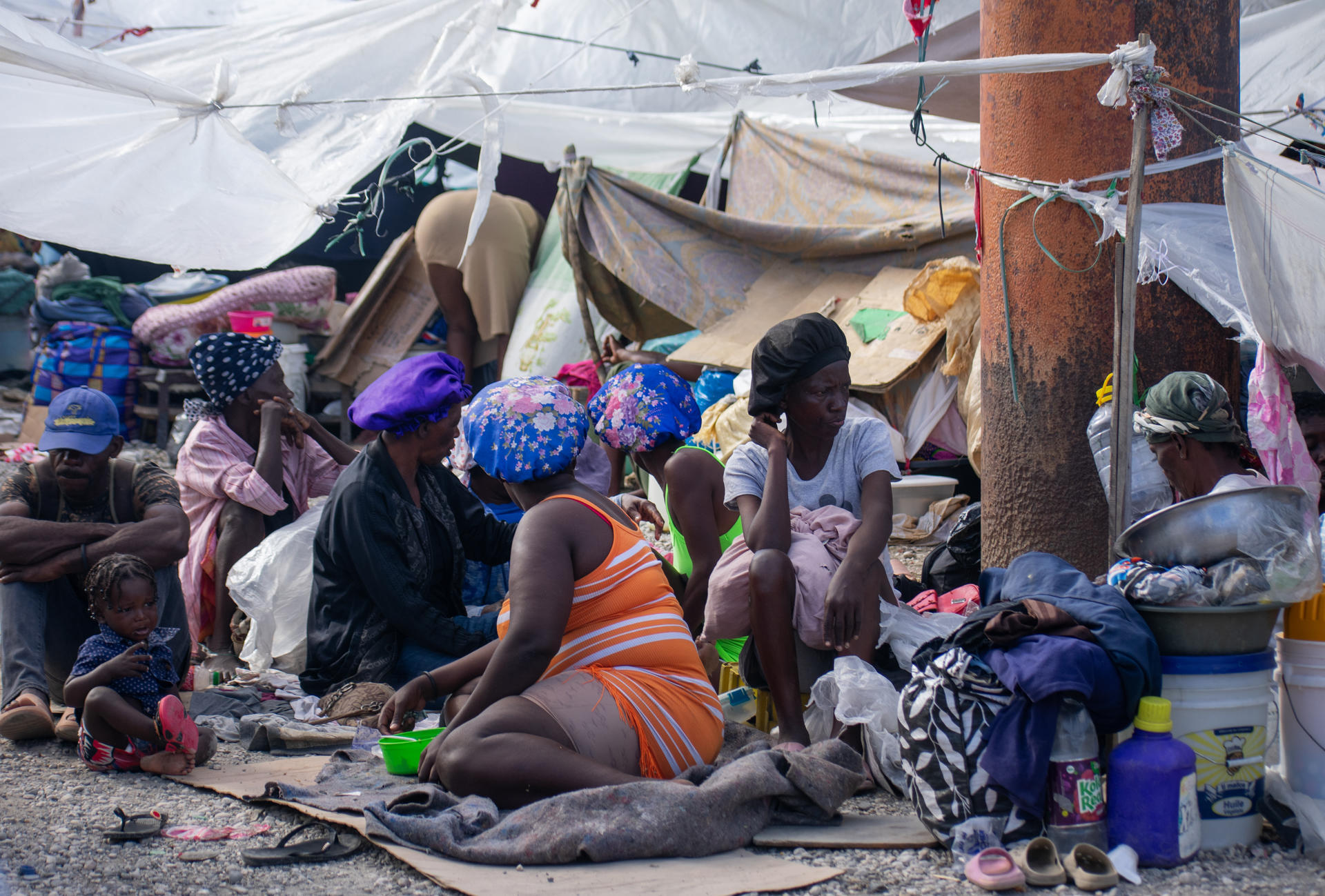 Personas desplazadas por la violencia, viven en un campamento de refugiados este jueves, en Puerto Príncipe (Haití). EFE/ Jonet St Élois