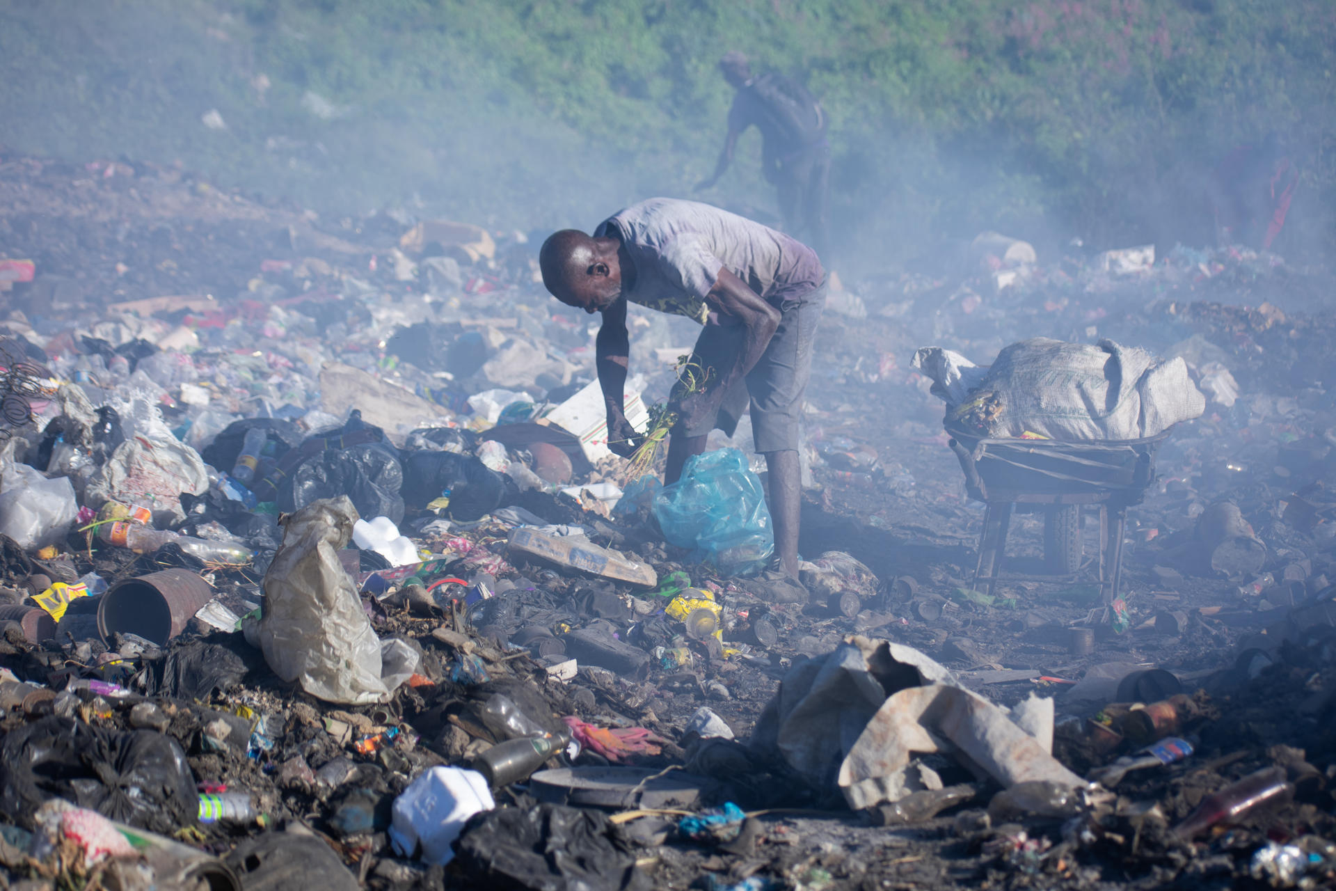 Una persona busca en medio de la basura este jueves, en Puerto Príncipe (Haití). EFE/ Jonet St Élois