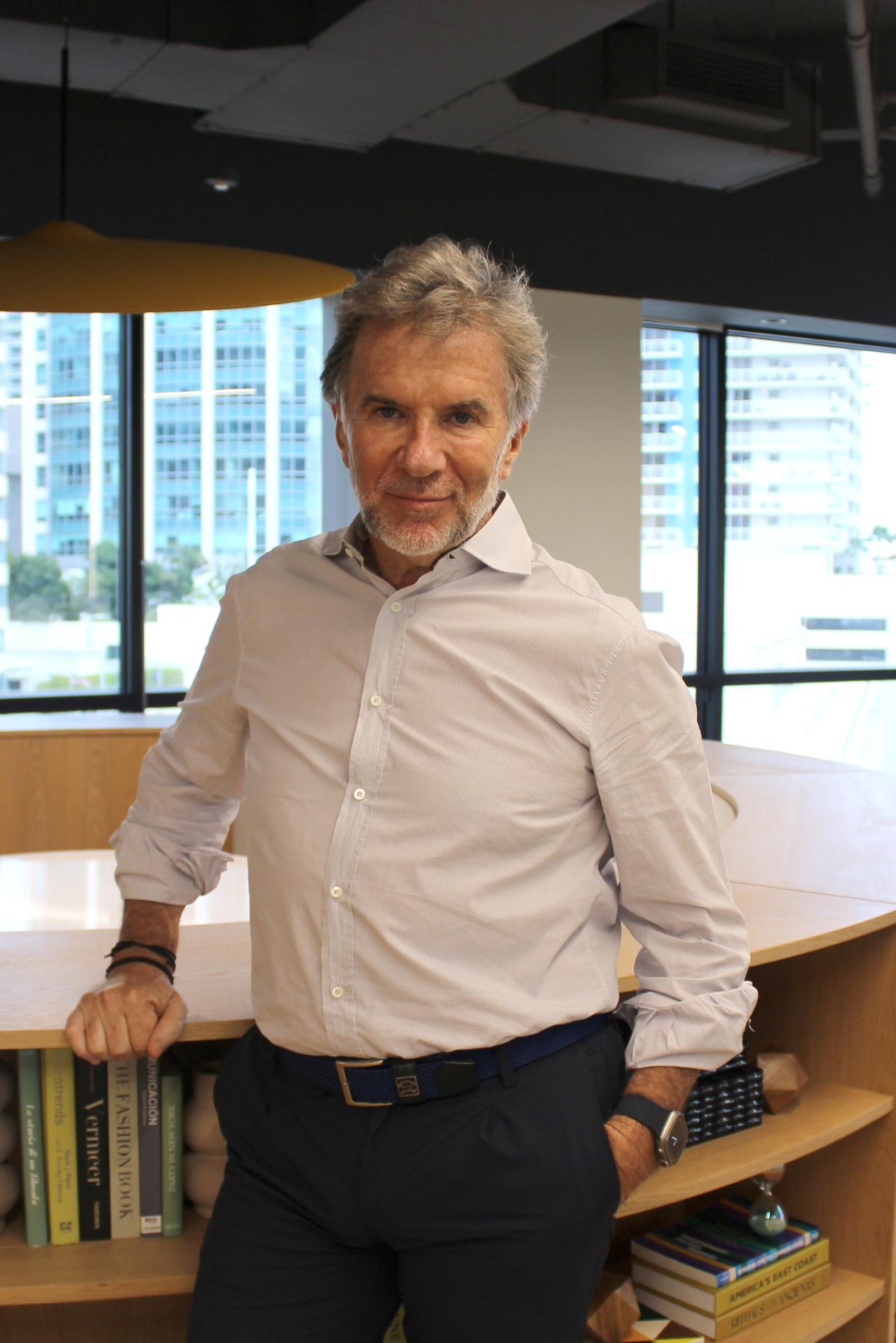 Fotografía del 14 de mayo de 2026 del autor y fundador de la consultora internacional Newlink, el argentino Sergio Roitberg, posando durante una entrevista con EFE en Miami, (Estados Unidos). EFE/ Pedro Pablo Cortés
