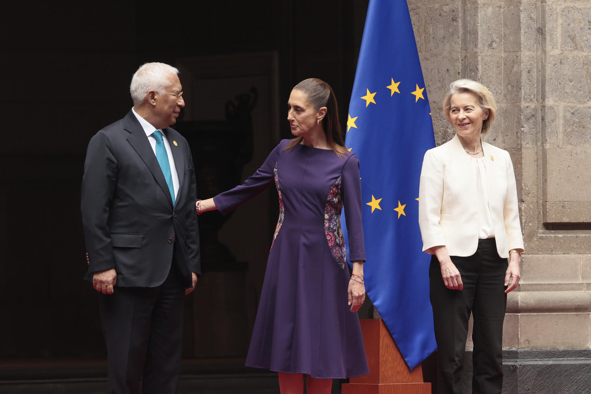 La presidenta de México, Claudia Sheinbaum (c), recibe al presidente del Consejo Europeo, António Costa (i), y a la presidenta de la Comisión Europea, Urusula Von der Leyen (d), durante una ceremonia de bienvenida este viernes, en el Palacio Nacional de Ciudad de México (México). EFE/ José Méndez