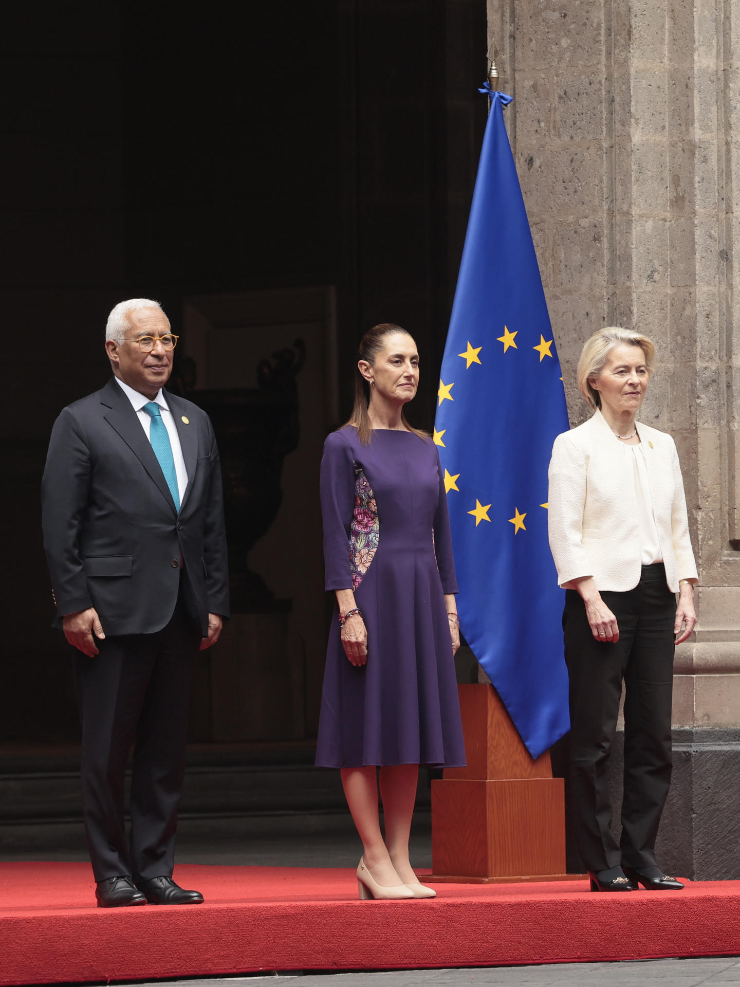 La presidenta de México, Claudia Sheinbaum (c), recibe al presidente del Consejo Europeo, António Costa (i), y a la presidenta de la Comisión Europea, Urusula Von der Leyen (d), durante una ceremonia de bienvenida este viernes, en el Palacio Nacional de Ciudad de México (México). EFE/ José Méndez
