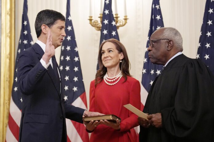 Kevin Warsh presta juramento al asumir el cargo de nuevo Presidente de la Reserva Federal (Fed) de manos del juez asociado de la Corte Suprema de los Estados Unidos, Clarence Thomas, en la Casa Blanca. EFE/Yuri Gripas
