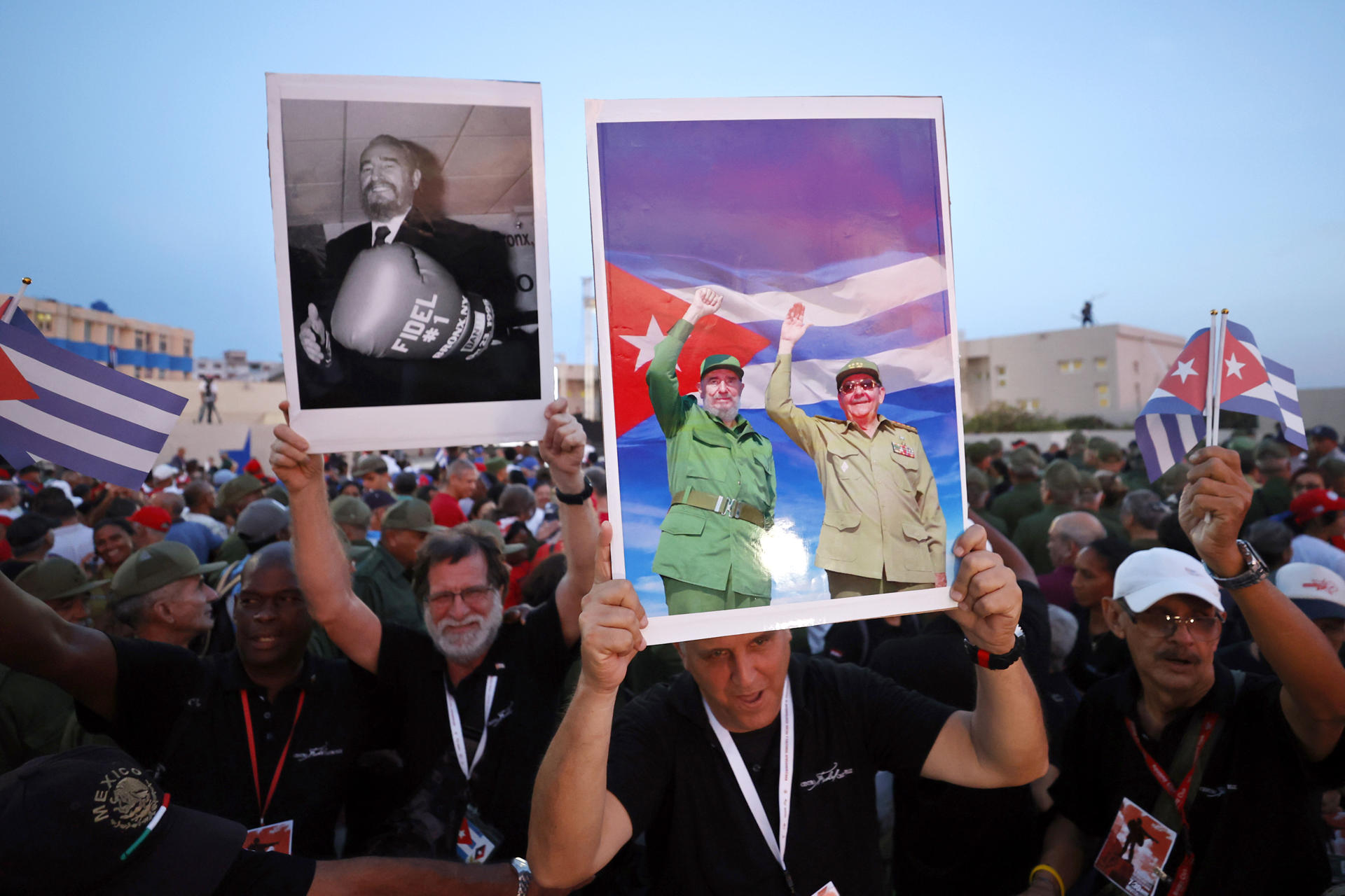 Personas asisten a un evento en apoyo al expresidente de Cuba Raúl Castro este viernes, en La Habana (Cuba). EFE/ Ernesto Mastrascusa