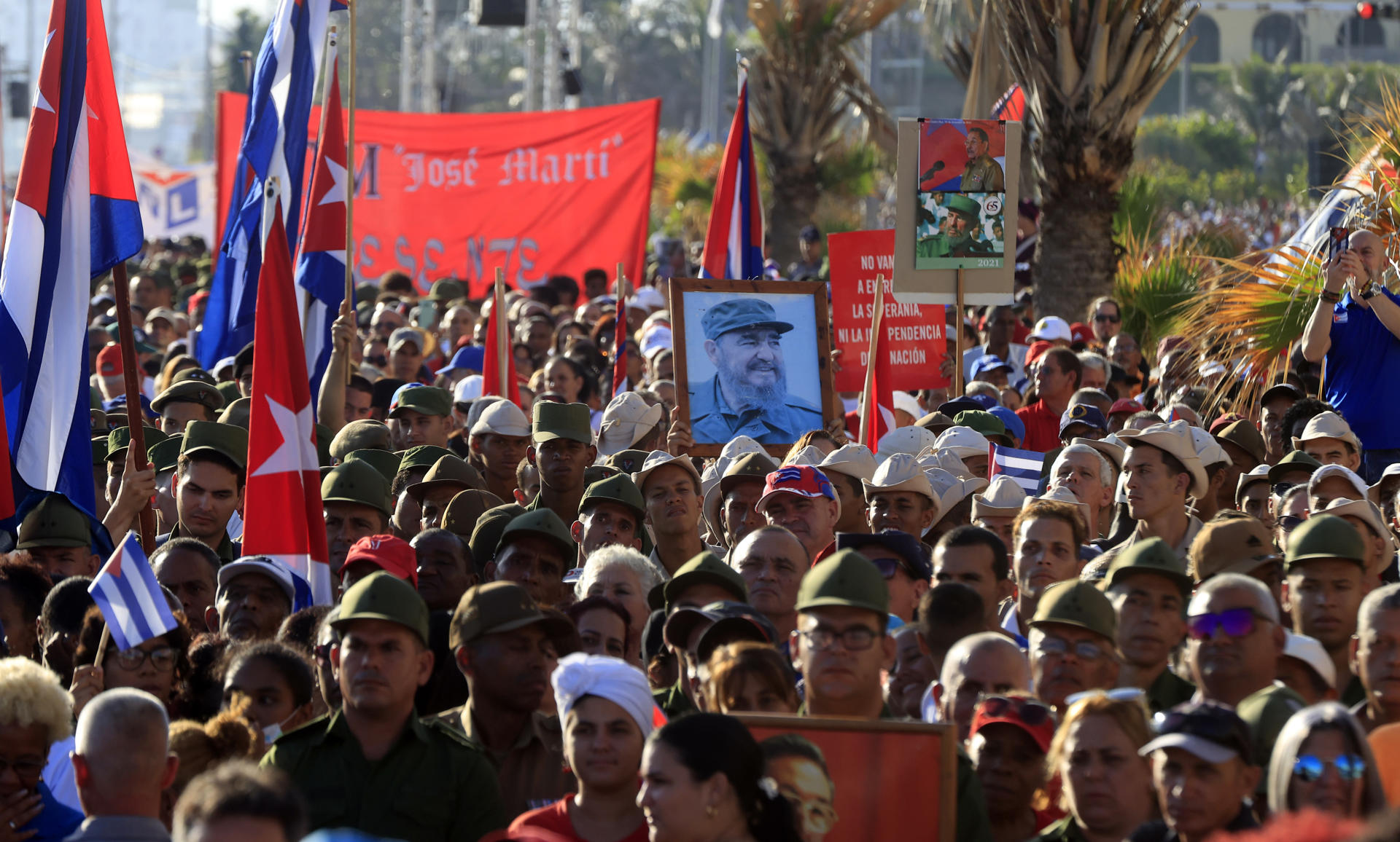 Personas asisten a un evento en apoyo al expresidente de Cuba Raúl Castro este viernes, en La Habana (Cuba). EFE/ Ernesto Mastrascusa