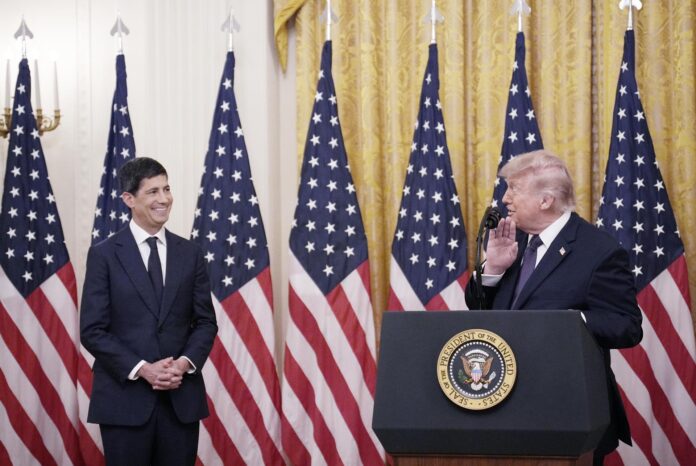 El mandatario de Estados Unidos, Donald Trump, encabezó este viernes el acto de toma de posesión de su candidato Kevin Warsh como nuevo presidente de la Reserva Federal (Fed) en una concurrida ceremonia en la Casa Blanca. EFE/Yuri Gripas
