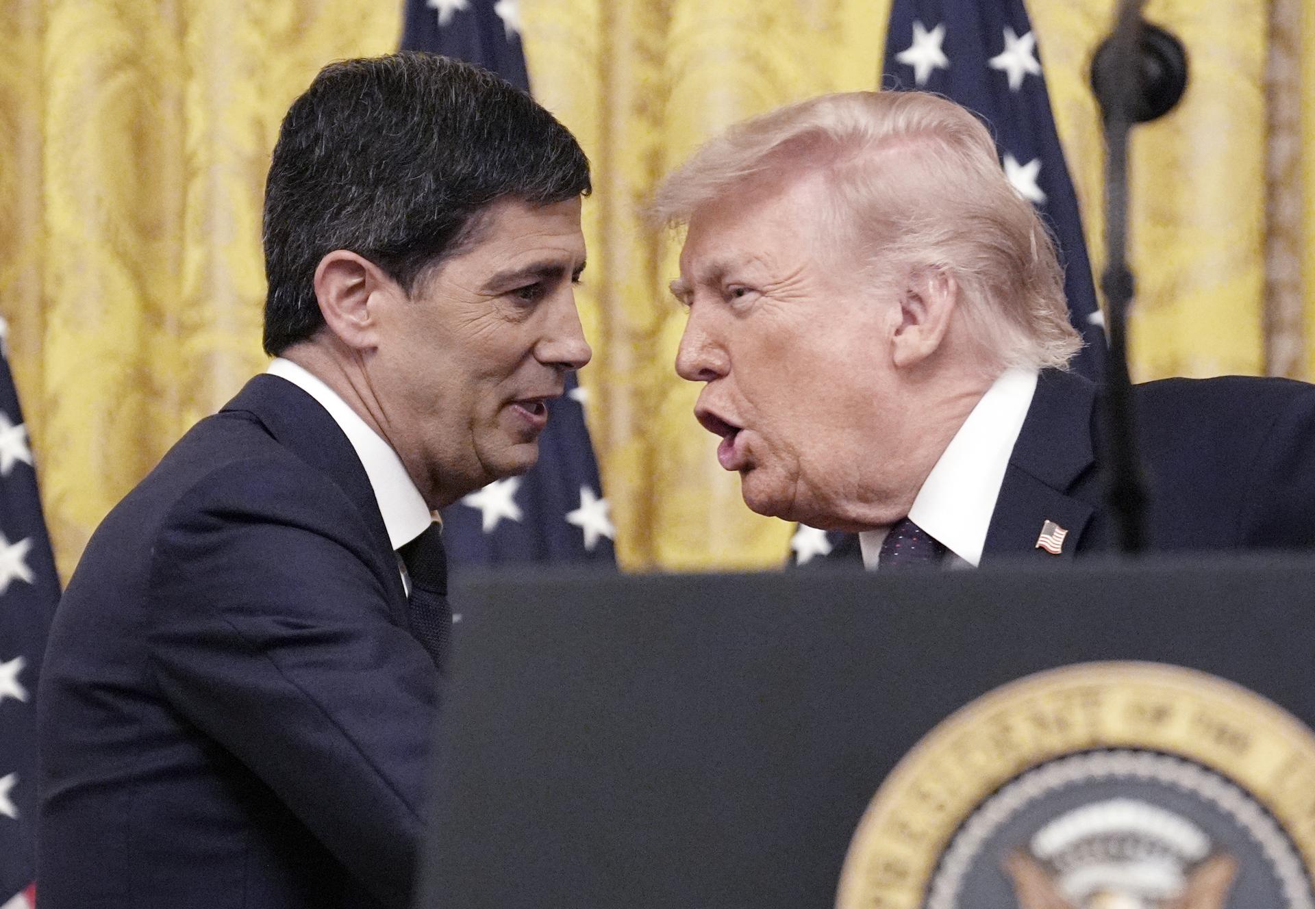 El mandatario de Estados Unidos, Donald Trump, encabezó este viernes el acto de toma de posesión de su candidato Kevin Warsh como nuevo presidente de la Reserva Federal (Fed) en una concurrida ceremonia en la Casa Blanca. EFE/Yuri Gripas
