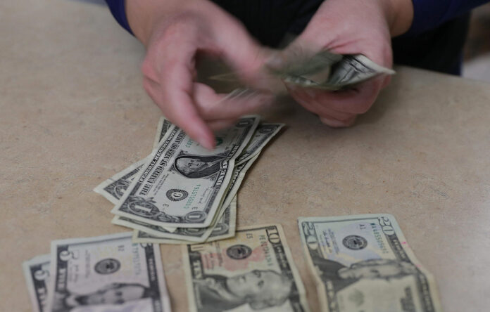 Una persona cuenta dolares en una casa de cambio en ciudad Juárez, en el estado de Chihuahua (México). Imagen de archivo. EFE/ Luis Torres
