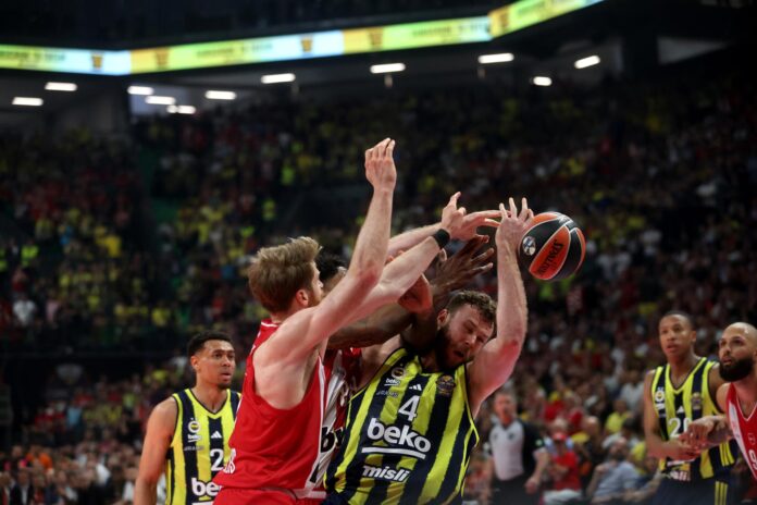 El Olympiacos se exhibió este viernes en Atenas para sellar su pase a la final de la Euroliga, en la que se enfrentarán al Real Madrid o Valencia Basket, tras superar de principio a fin al Fenerbahce, vigente campeón, en un duelo en el que hicieron valer su condición de favorito ante una marea roja en las gradas (79-61). EFE/EPA/GEORGIA PANAGOPOULOU
