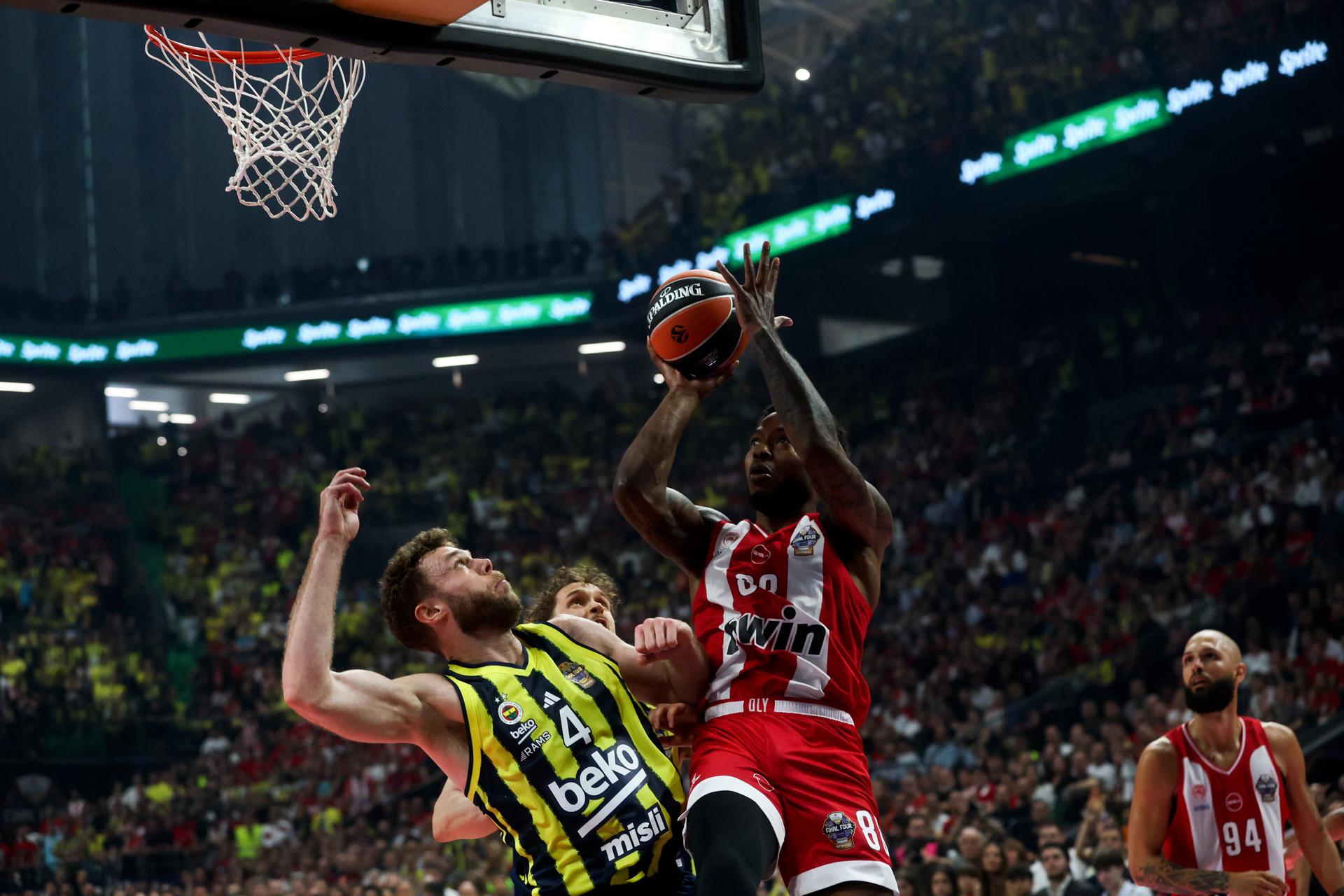 El Olympiacos se exhibió este viernes en Atenas para sellar su pase a la final de la Euroliga, en la que se enfrentarán al Real Madrid o Valencia Basket, tras superar de principio a fin al Fenerbahce, vigente campeón, en un duelo en el que hicieron valer su condición de favorito ante una marea roja en las gradas (79-61). EFE/EPA/GEORGIA PANAGOPOULOU
