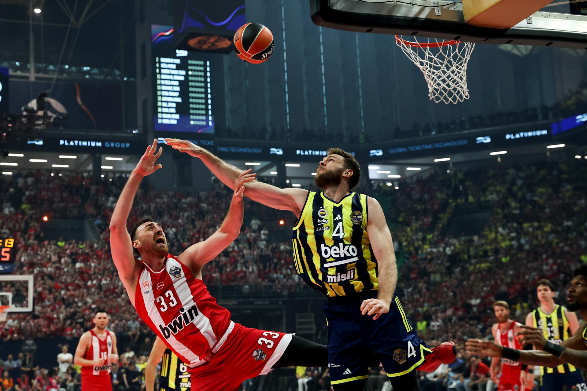 El Olympiacos se exhibió este viernes en Atenas para sellar su pase a la final de la Euroliga, en la que se enfrentarán al Real Madrid o Valencia Basket, tras superar de principio a fin al Fenerbahce, vigente campeón, en un duelo en el que hicieron valer su condición de favorito ante una marea roja en las gradas (79-61). EFE/EPA/GEORGIA PANAGOPOULOU
