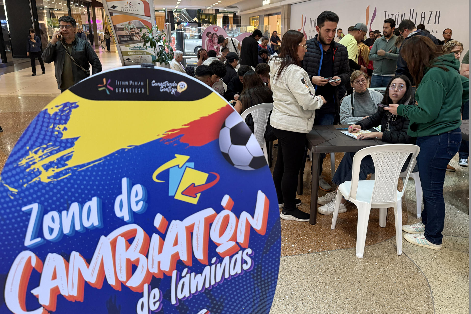 Un grupo de personas intercambia láminas del álbum del Mundial de Fútbol 2026 en Bogotá (Colombia). EFE/Carlos Ortega
