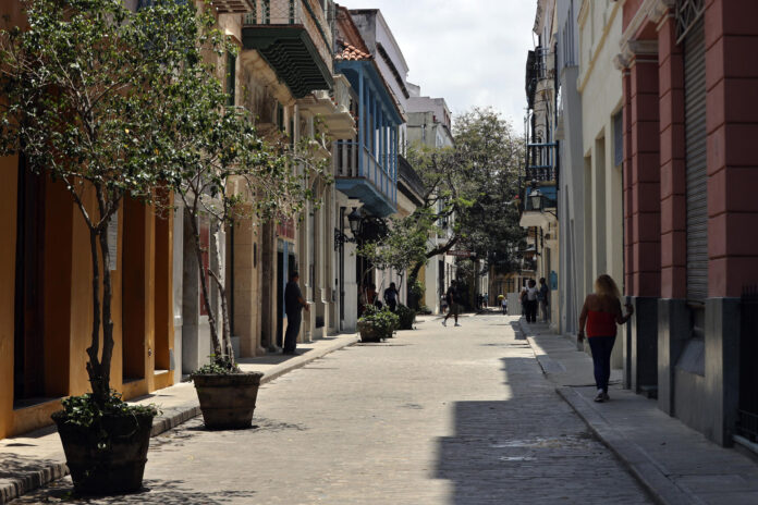 Fotografía de archivo de personas que caminan por una calle en La Habana (Cuba). EFE/ Ernesto Mastrascusa
