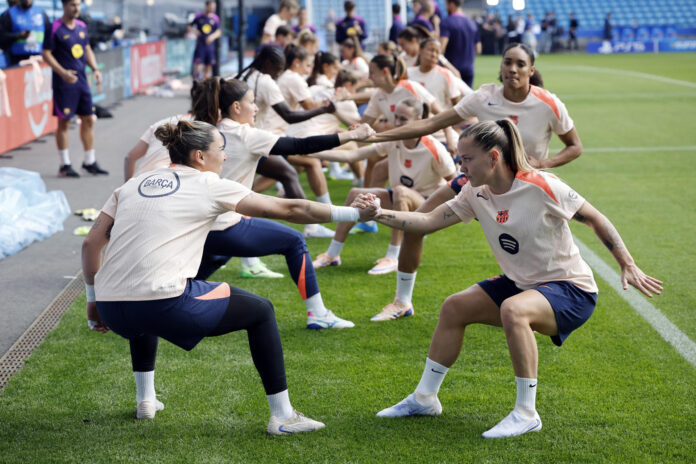 Las jugadoras del FC Barcelona, durante el entrenamiento. EFE/Alberto Estévez

