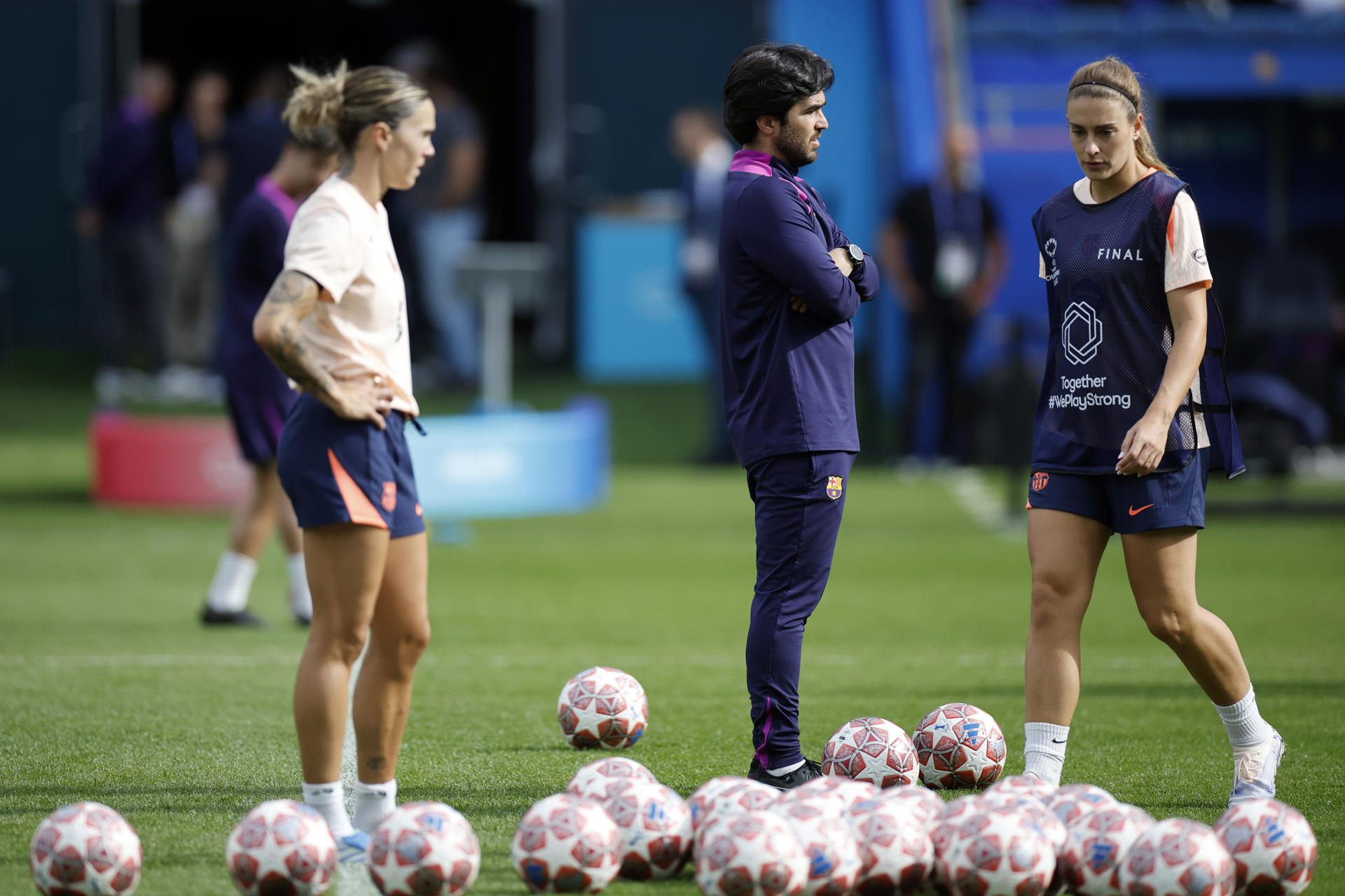 Pere Romeu, junto a Alexia Putellas y María León, durante el entrenamiento en el Estadio Ullevaal de Oslo. EFE/Alberto Estévez
