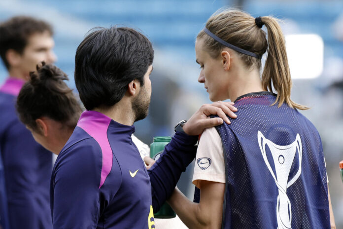 Pere Romeu, junto a Irene Paredes durante el entrenamiento. EFE/Alberto Estévez
