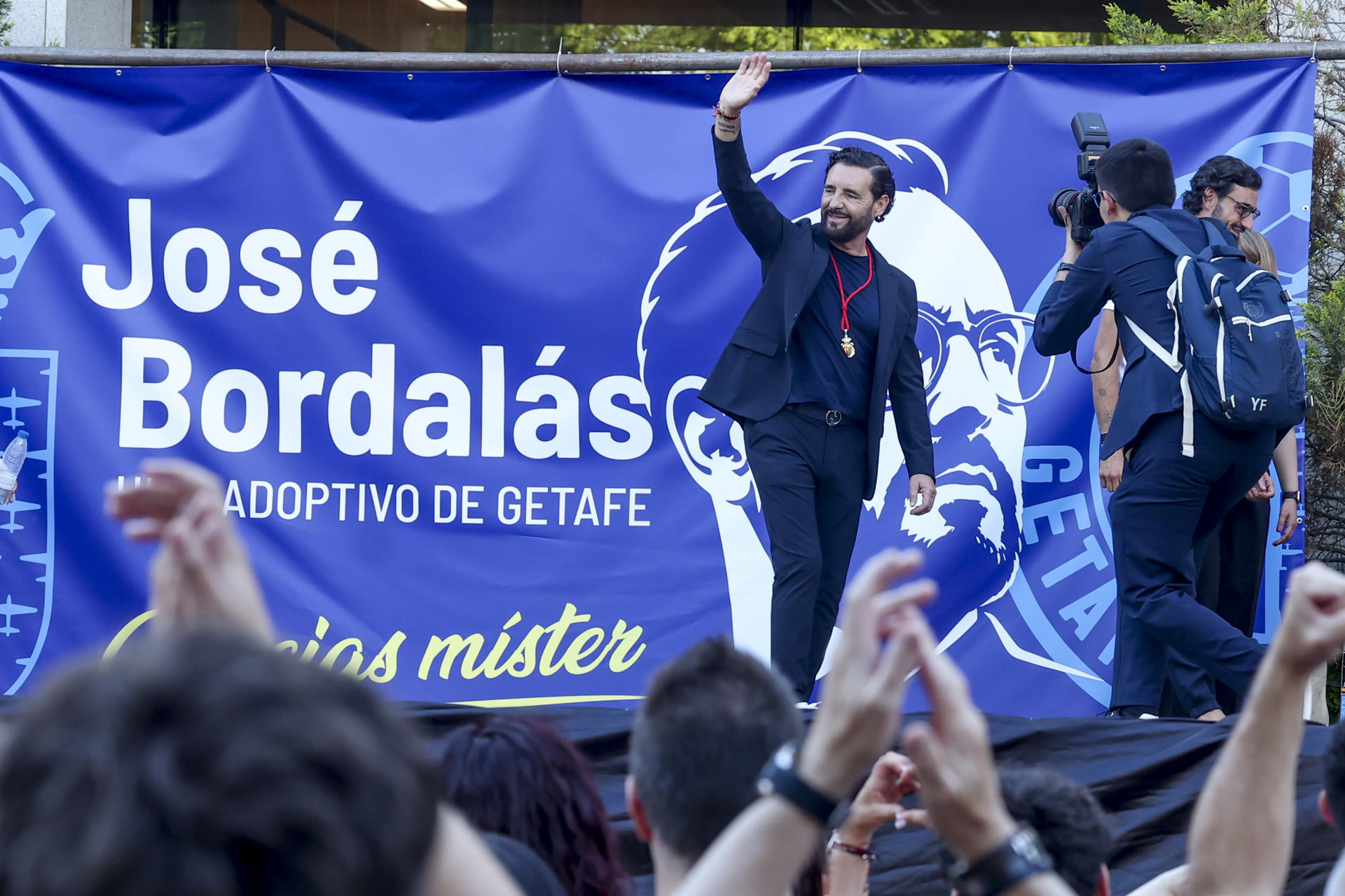 Bordalás saluda a la afición. EFE/Kiko Huesca