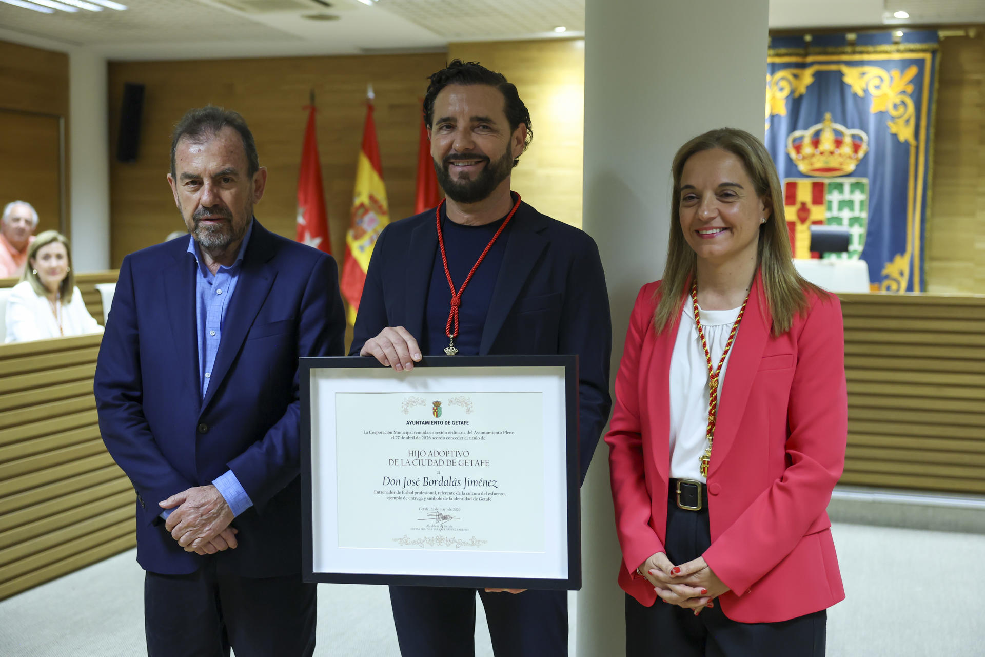 José Bordalás, posa con la alcaldesa Sara Hernández y el presidente del club, Ángel Torres. EFE/Kiko Huesca