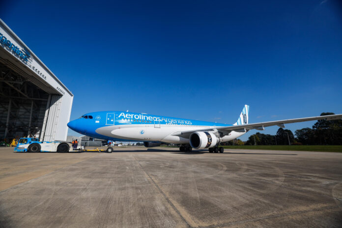 Aerolíneas Argentinas presentó un avión que trasladará a los jugadores de la Selección de Argentina al Mundial de Fútbol 2026 en EE.UU. EFE/Juan Ignacio Roncoroni
