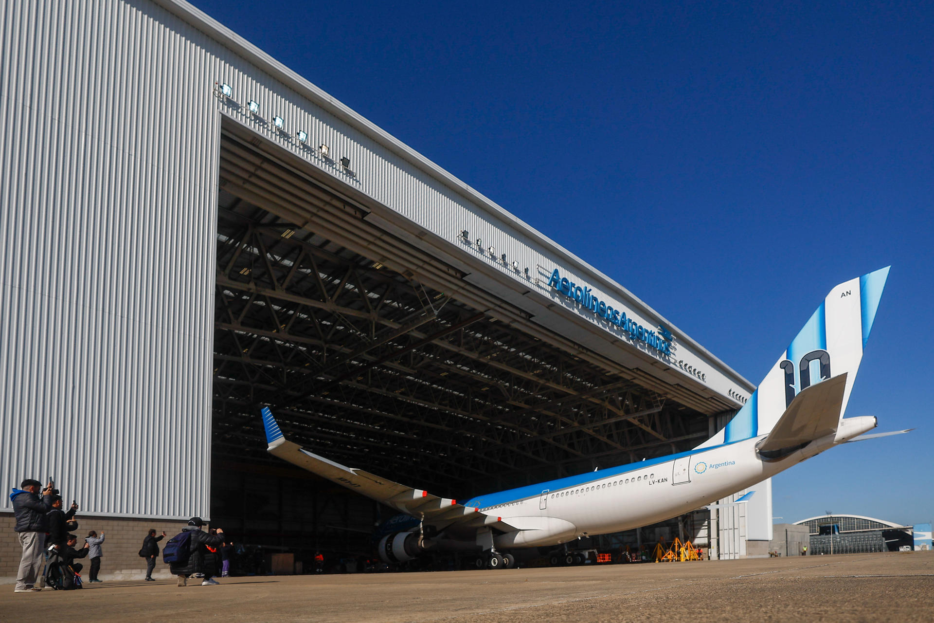 En el Aeropuerto Internacional de Ezeiza, Aerolíneas Argentinas presentó el avión que llevará a la Albiceleste al Mundial 2026, con un diseño que incorpora la camiseta número 10 del capitán Lionel Messi. EFE/Juan Ignacio Roncoroni
