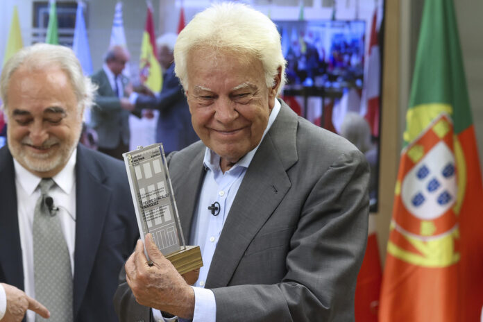 .-El expresidente del Gobierno Felipe González (d), y el director de la Fundación Ana Frank, Héctor Shalom (i), durante el acto de entrega del Premio Ana Frank del Centro Ana Frank Argentina para América Latina y la Organización de Estados Iberoamericanos al expresidente del Gobierno Felipe González, este viernes en Madrid.-EFE/ Víctor Lerena
