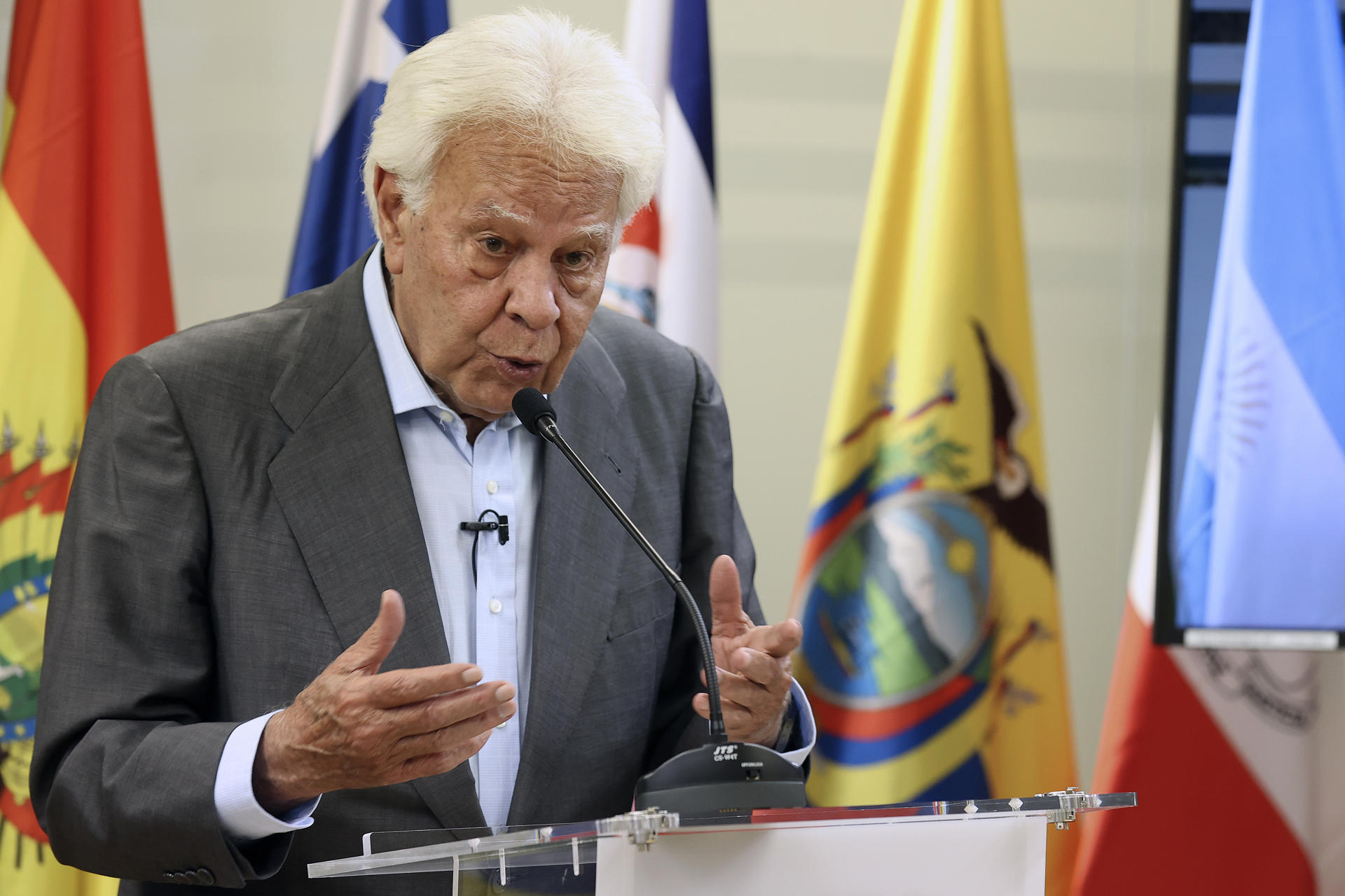 -El expresidente del Gobierno, Felipe González, interviene durante el acto en el que recoge el Premio Ana Frank del Centro Ana Frank Argentina para América Latina y la Organización de Estados Iberoamericanos, este viernes en Madrid.-EFE/ Víctor Lerena