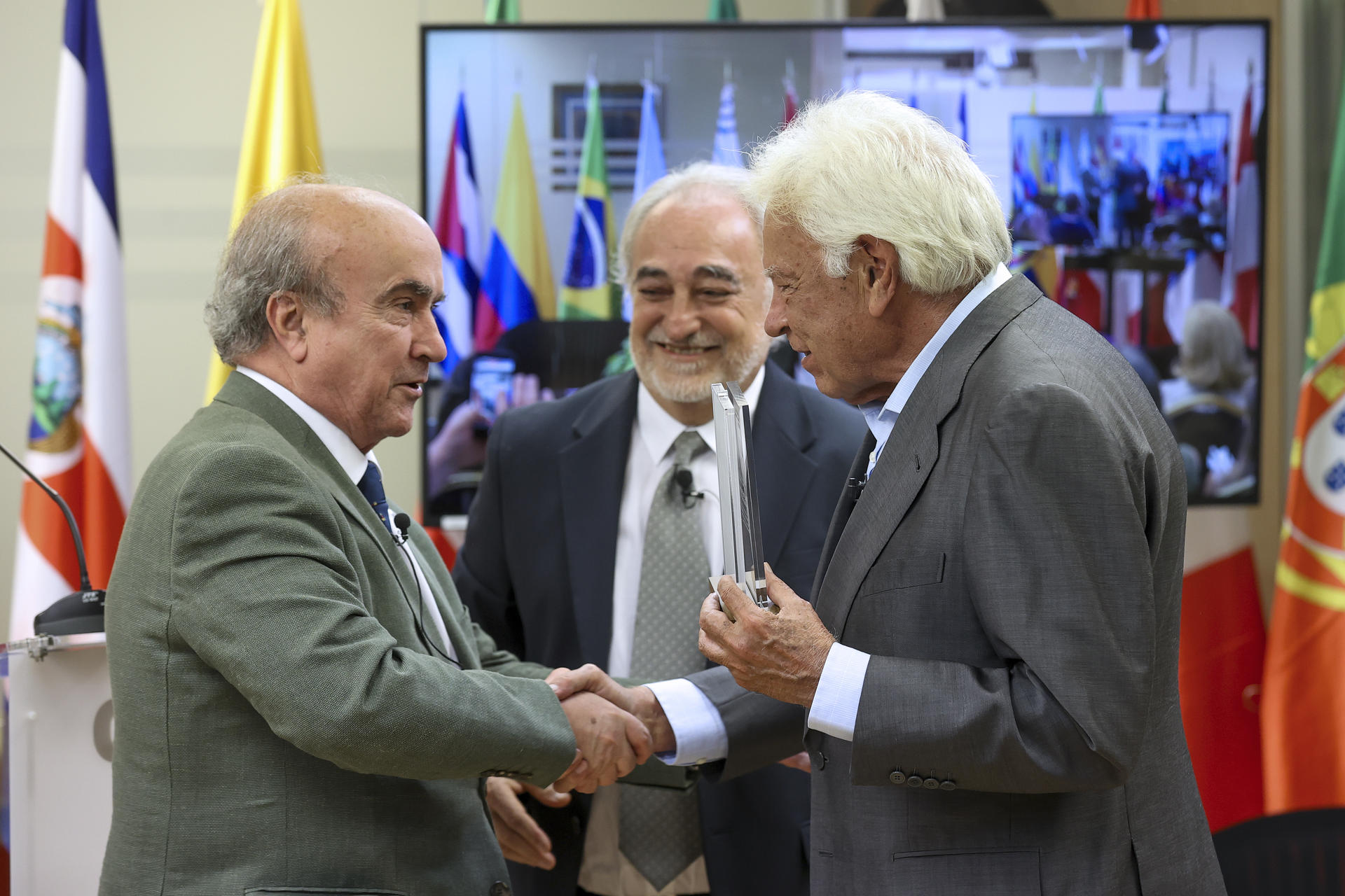 .-El expresidente del Gobierno Felipe González (d), el secretario general de la Organización de Estados Iberoamericanos (OEI), Mariano Jabonero (i), y el director de la Fundación Ana Frank, Héctor Shalom (c), durante el acto de entrega del Premio Ana Frank del Centro Ana Frank Argentina para América Latina y la Organización de Estados Iberoamericanos al expresidente del Gobierno Felipe González, este viernes en Madrid.-EFE/ Víctor Lerena