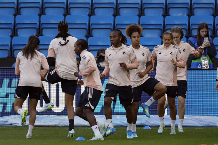 Las jugadoras del Olympique de Lyon, durante el entrenamiento. EFE/Alberto Estévez
