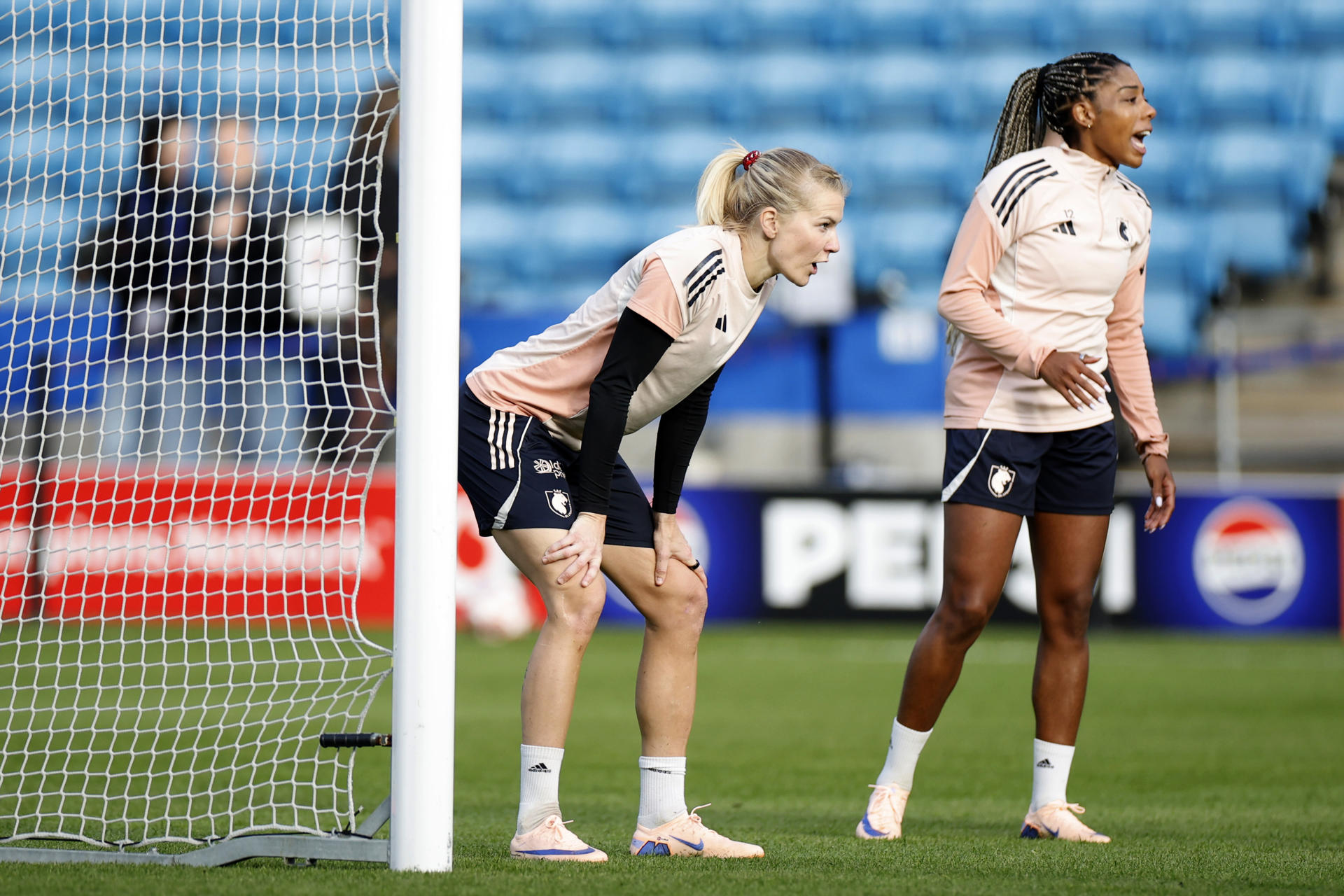Ada Hegerberg y Ashley Lawrence. EFE/Alberto Estévez
