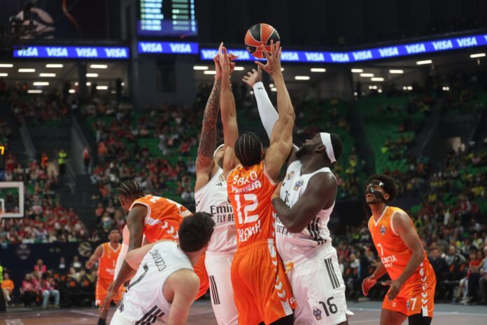 Neal Sako y Usman Garuba pugnan por un balón. EFE/EPA/GEORGIA PANAGOPOULOU

