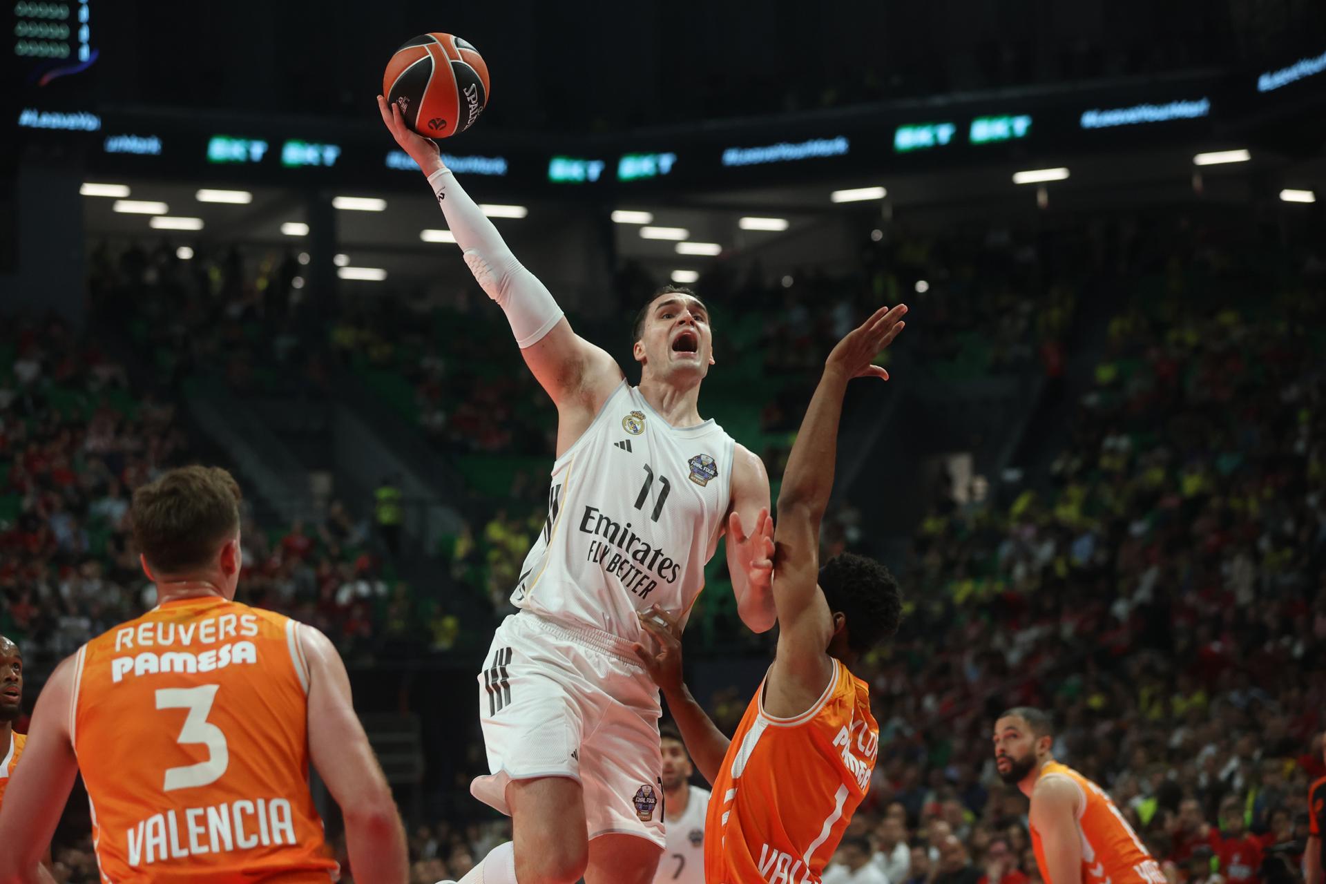 Hezonja lanza a canasta. EFE/EPA/GEORGIA PANAGOPOULOU
