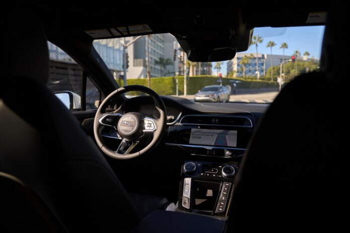 Fotografía de archivo del interior de un vehículo autónomo de la compañía Waymo, en Los Ángeles (CA, EE.UU.). EFE/Allison Dinner
