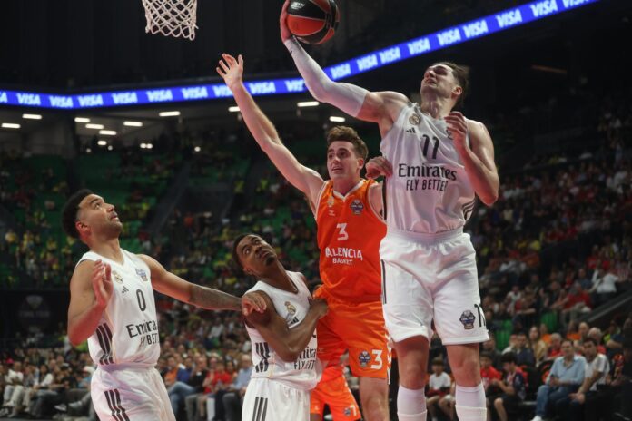 Hezonja entra a canasta. EFE/EPA/GEORGIA PANAGOPOULOU
