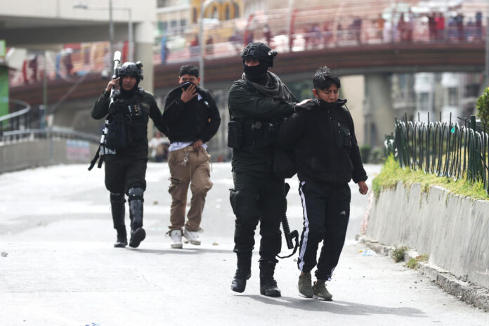 Integrantes de la Policía de Bolivia detienen a manifestantes este viernes, en La Paz (Bolivia). EFE/ Luis Gandarillas
