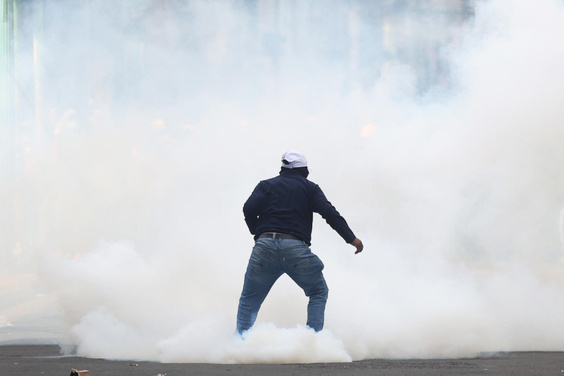 Un manifestante se enfrenta con integrantes de la Policía de Bolivia este viernes, en La Paz (Bolivia). EFE/ Luis Gandarillas