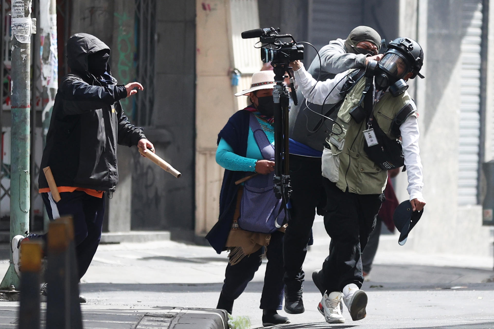 Un manifestante agrede a un periodista este viernes, en La Paz (Bolivia). EFE/ Luis Gandarillas