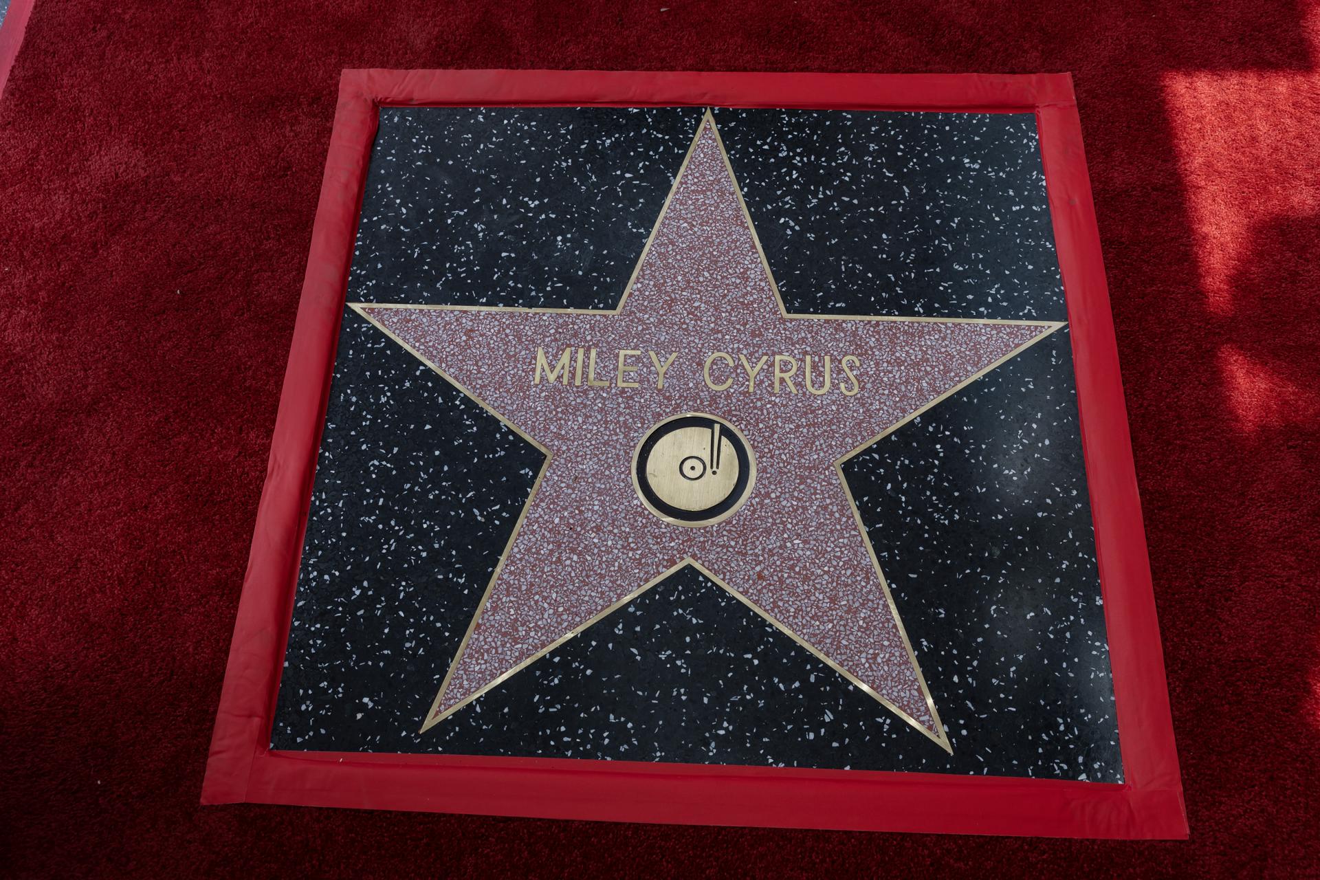 Detalle de la estrella concedida a la cantante y actriz estadounidense Miley Cyrus en el Paseo de la Fama de Hollywood, durante la ceremonia oficial de entrega de la distinción este 22 de mayo, en Los Ángeles (CA, EE.UU.). EFE/Ted Soqui
