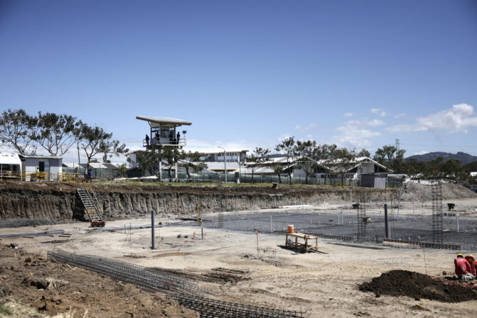 Fotografía de archivo tomada el pasado 15 de enero en la que se captó una vista general de las obras de construcción de la cárcel Centro de Alta Contención de Crimen Organizado (CACCO), en San Rafael (Costa Rica). EFE/Jeffrey Arguedas
