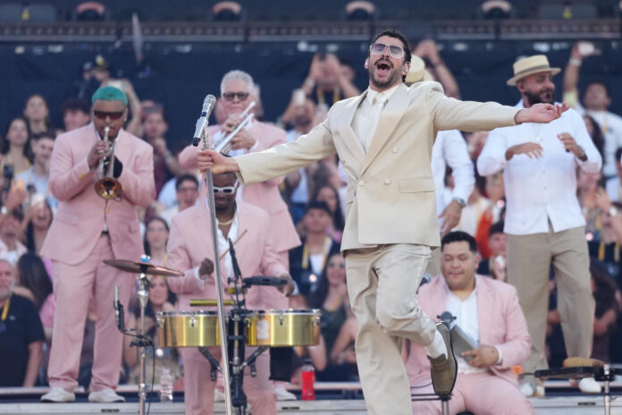 El cantante puertorriqueño Bad Bunny, durante el concierto ofrecido este viernes en el Estadio Olímpico de Barcelona. EFE/Alejandro García
