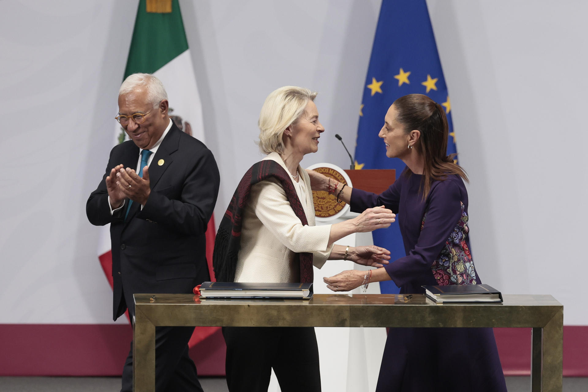 La presidenta de México, Claudia Sheinbaum (d), saluda a la presidenta de la Comisión Europea, Urusula Von der Leyen (c), acompañadas por el presidente del Consejo Europeo, António Costa (i), durante la firma del Acuerdo Global Modernizado entre México y la UE este viernes, en el Palacio Nacional de Ciudad de México (México). EFE/ José Méndez
