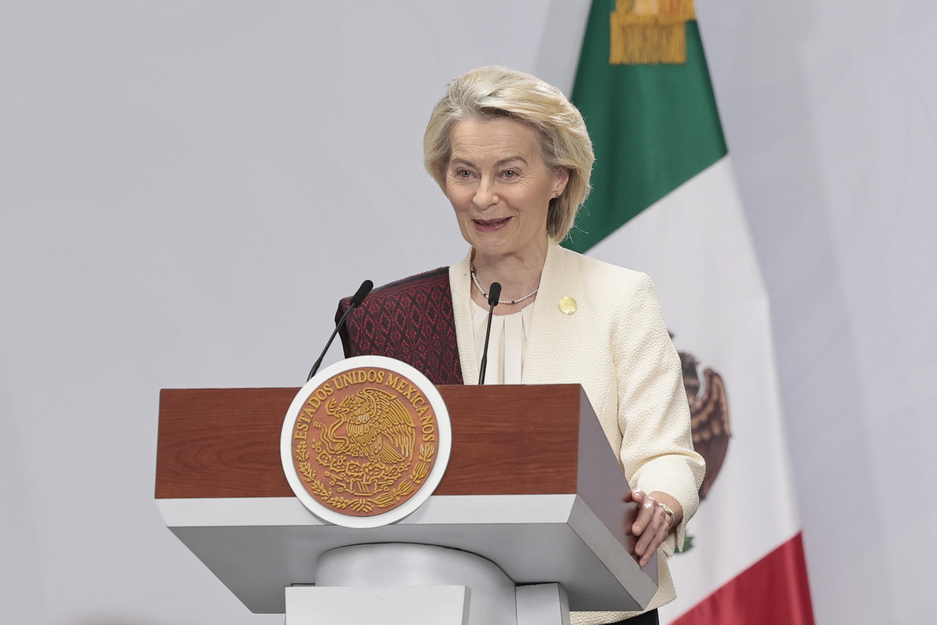La presidenta de la Comisión Europea, Urusula Von der Leyen, habla durante la firma del Acuerdo Global Modernizado entre México y la UE este viernes, en el Palacio Nacional de Ciudad de México (México). EFE/ José Méndez