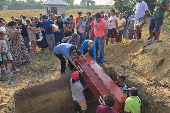 Personas asisten a un funeral este viernes, en Rigores (Honduras). EFE/ Germán Reyes
