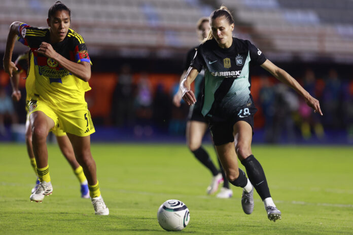 Gabriela García (i) de América disputa un balón con Katie Lampson de Gotham FC en un partido de la semifinal de la Copa de Campeones Femenina de la Concacaf entre América y Gotham FC en el estadio Hidalgo en Pachuca (México). EFE/ David Martinez Pelcastre
